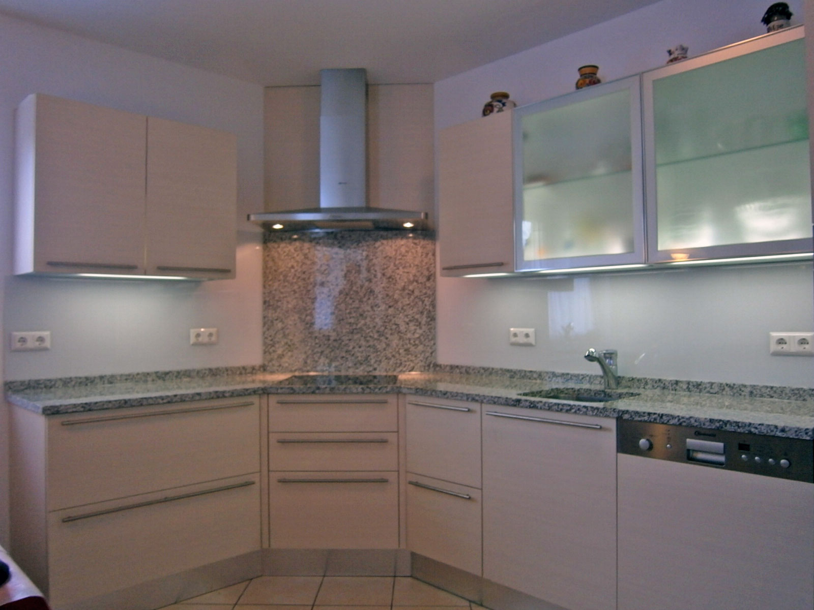 Hell Küche mit Küchenrückwand