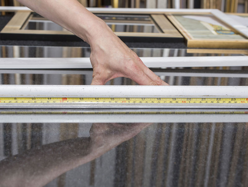 Glaser arbeitet am Bilderrahmen