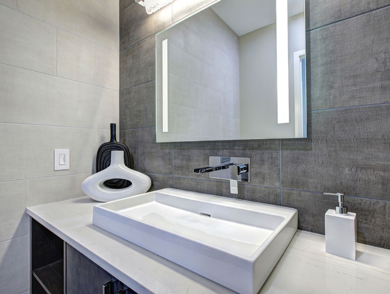 Moderner Spiegel im Badezimmer